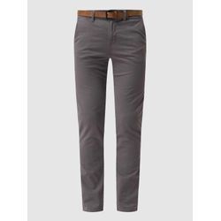 Slim Fit Chino mit Gürtel