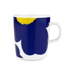 Marimekko - Oiva Iso Unikko Becher mit Henkel 250 ml, weiß / dunkelblau / gelb (60th Anniversary Collection)