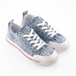 Blaue Sneaker mit Logomuster